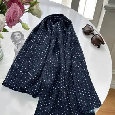 شال طرح دار سرمه‌ای