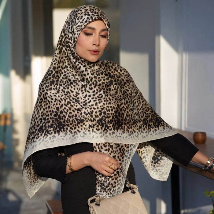 🌼
مشخصات :
🪡 جنس: روسری ابریشم توییل
قواره : 140
رنگبندی : 5 رنگ
ایستایی بسیار د